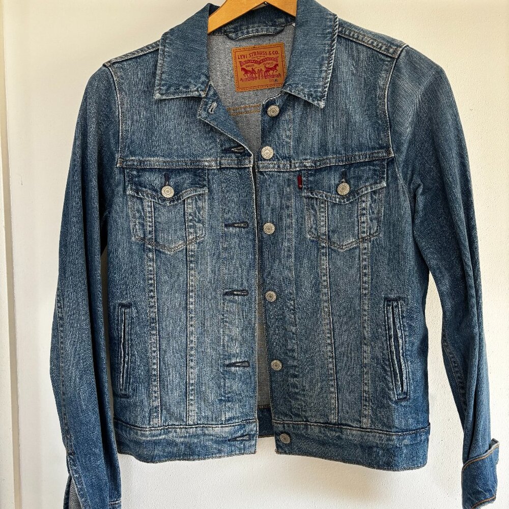 LEVI DENIM JEAN JACKET WOMENS SIZE MEDIUM